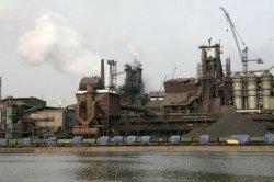 Новый грейферный кран-перегружатель был установлен на Азовстали