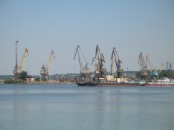 Комбинат Запорожсталь будет сплавлять металлопрокат по Днепру 