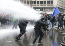 Бельгийские рабочие АрселорМиттал пошли на баррикады, протестуя против закрытия металлургических производств в Льеже