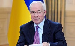 Азаров пообещал решить нерешенные проблемы женщин-матерей Украины