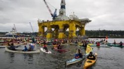 Экологические активисты выступают против бурения нефтяных скважин компании Shell в Северном Ледовитом океане