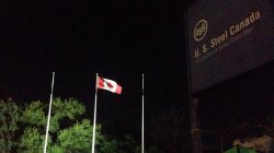 Рабочие US Steel Canada поснимали американские флаги возле офиса компании в Гамильтоне