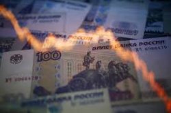 Рубль падает до рекордно низкого уровня по отношению к доллару