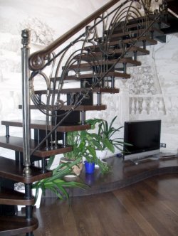 Кованые лестницы — оригинальный элемент каждого интерьера