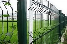 Доступная цена и достоинства заборов из сетки