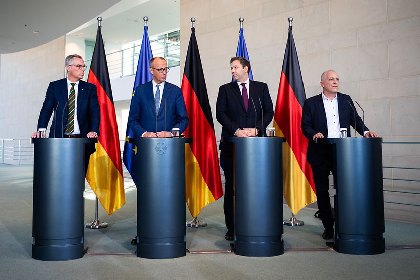 German Chancellor Merz promised to strengthen trade protections and ease energy consumption for the steel industry at the steel summit.