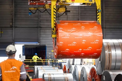 ArcelorMittal is partnering with AWS to accelerate the transformation of steelmaking based on artificial intelligence